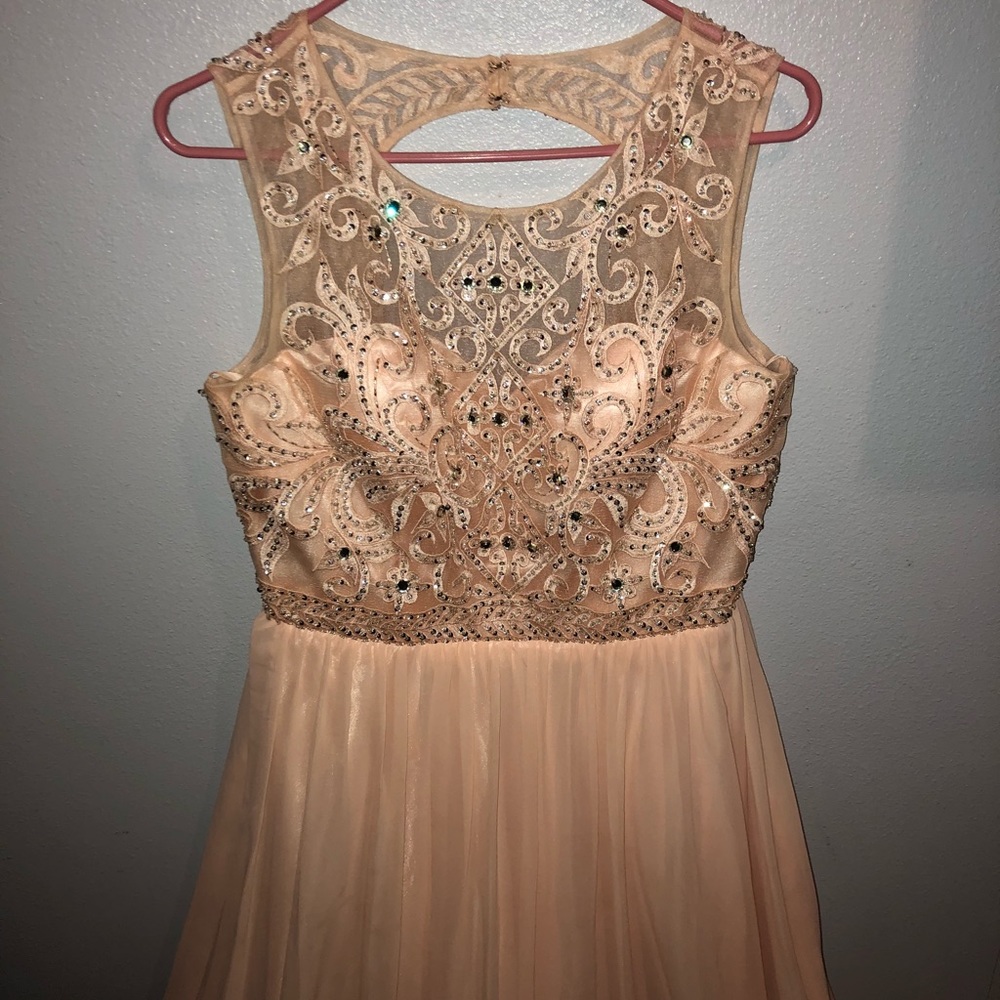 BEAUTIFUL prom dress!